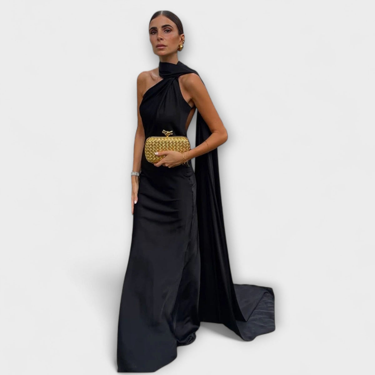 Vestido maxi elegante con hombros descubiertos y lazo al cuello
