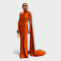 Vestido maxi elegante con hombros descubiertos y lazo al cuello