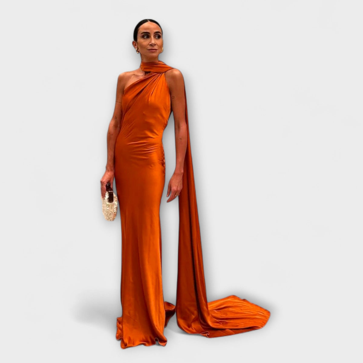 Vestido maxi elegante con hombros descubiertos y lazo al cuello