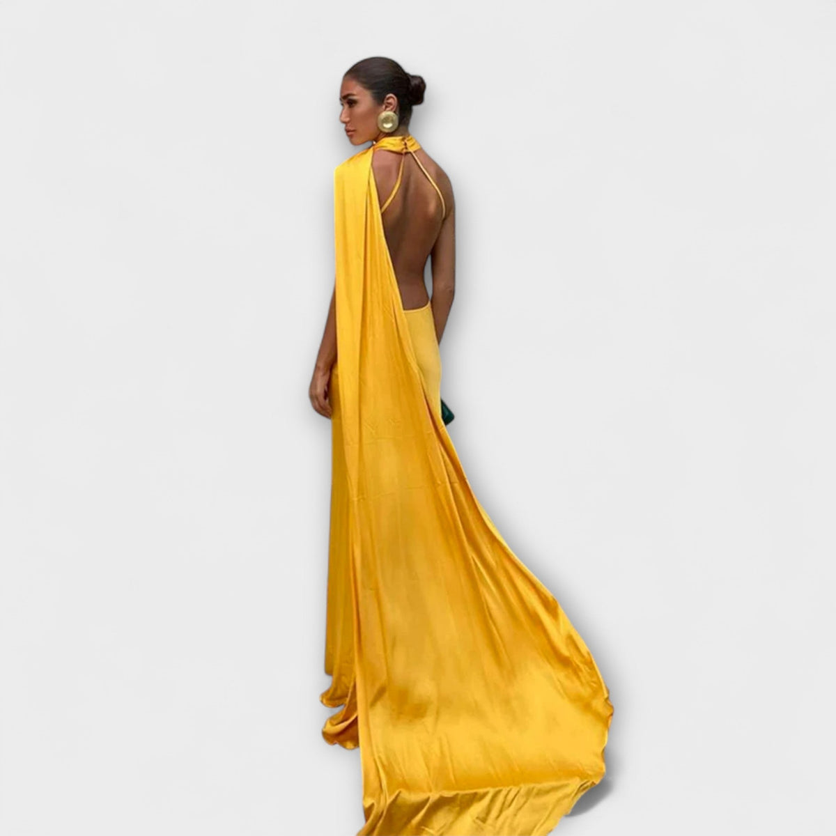 Vestido maxi elegante con hombros descubiertos y lazo al cuello