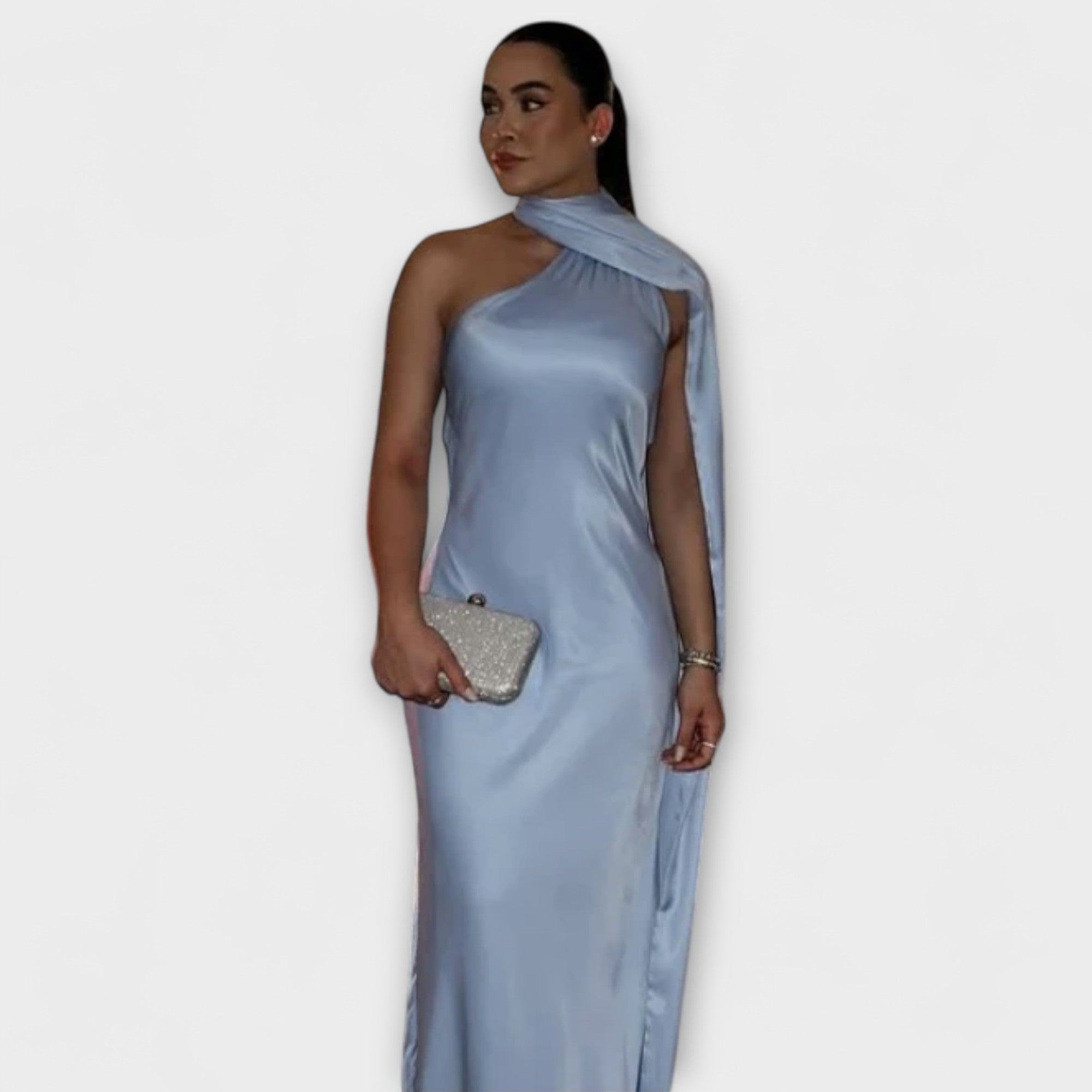 Vestido maxi elegante con hombros descubiertos y lazo al cuello